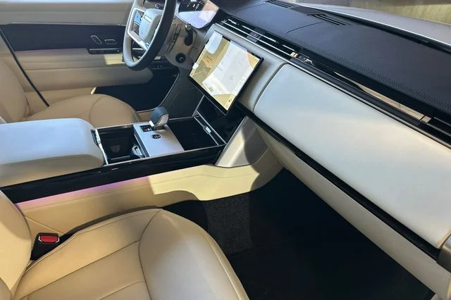 New 2026 Ostuni Pearl White Land Rover SE image 14