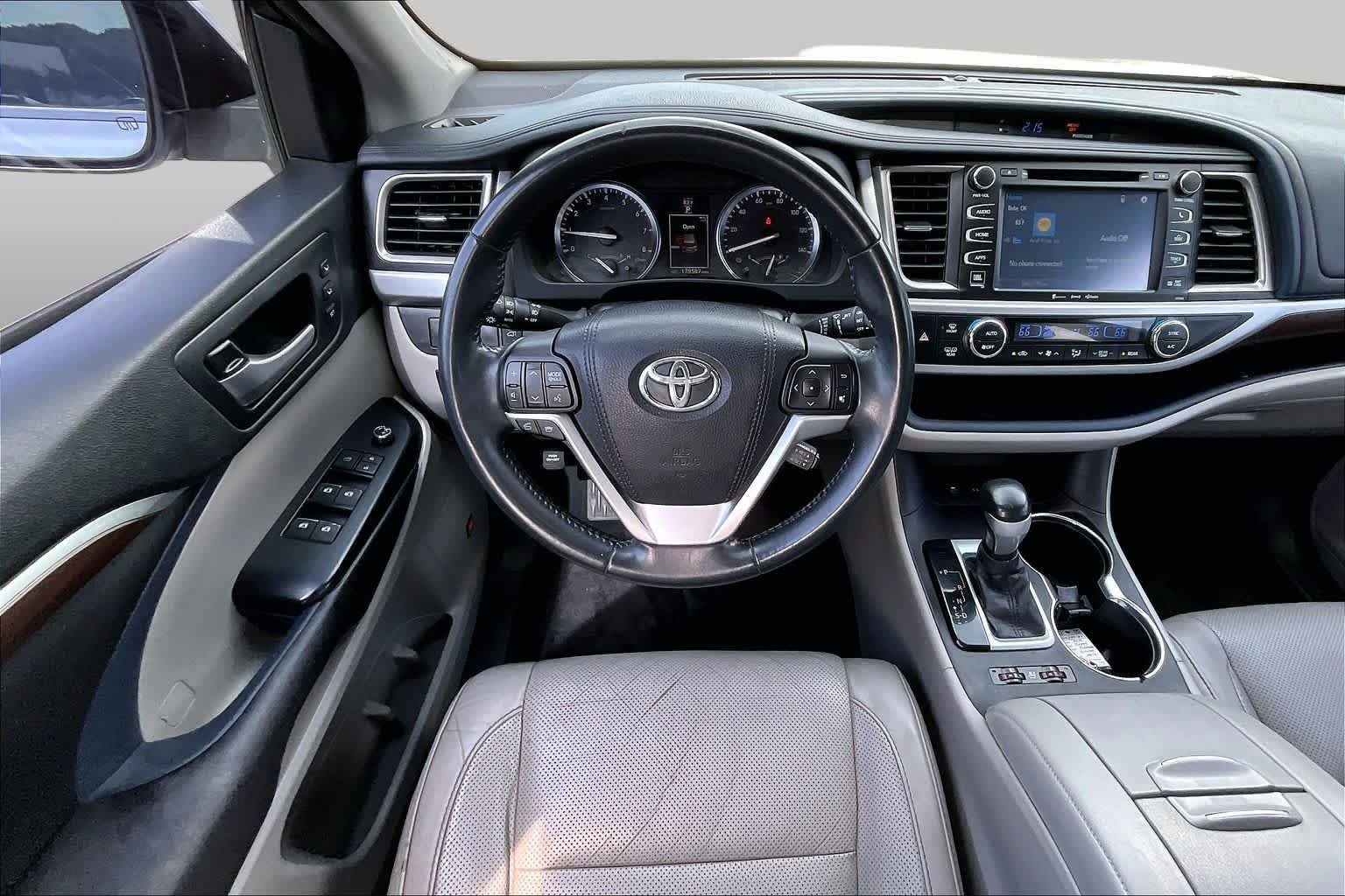Used 2016 Blizzard Pearl Toyota Limited image 5