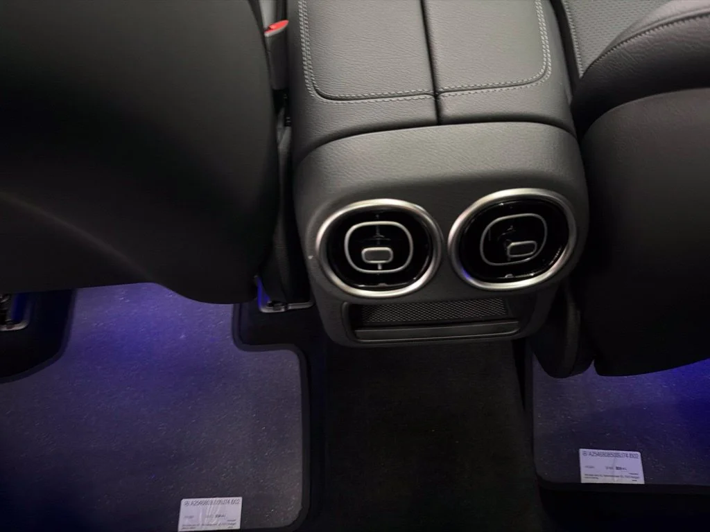 New 2027 White Mercedes-Benz GLC 300 image 23