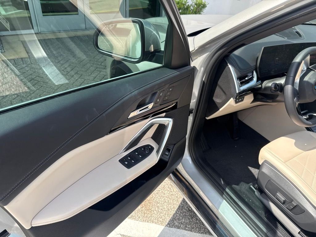 Used 2025 Silver BMW xDrive28i image 14