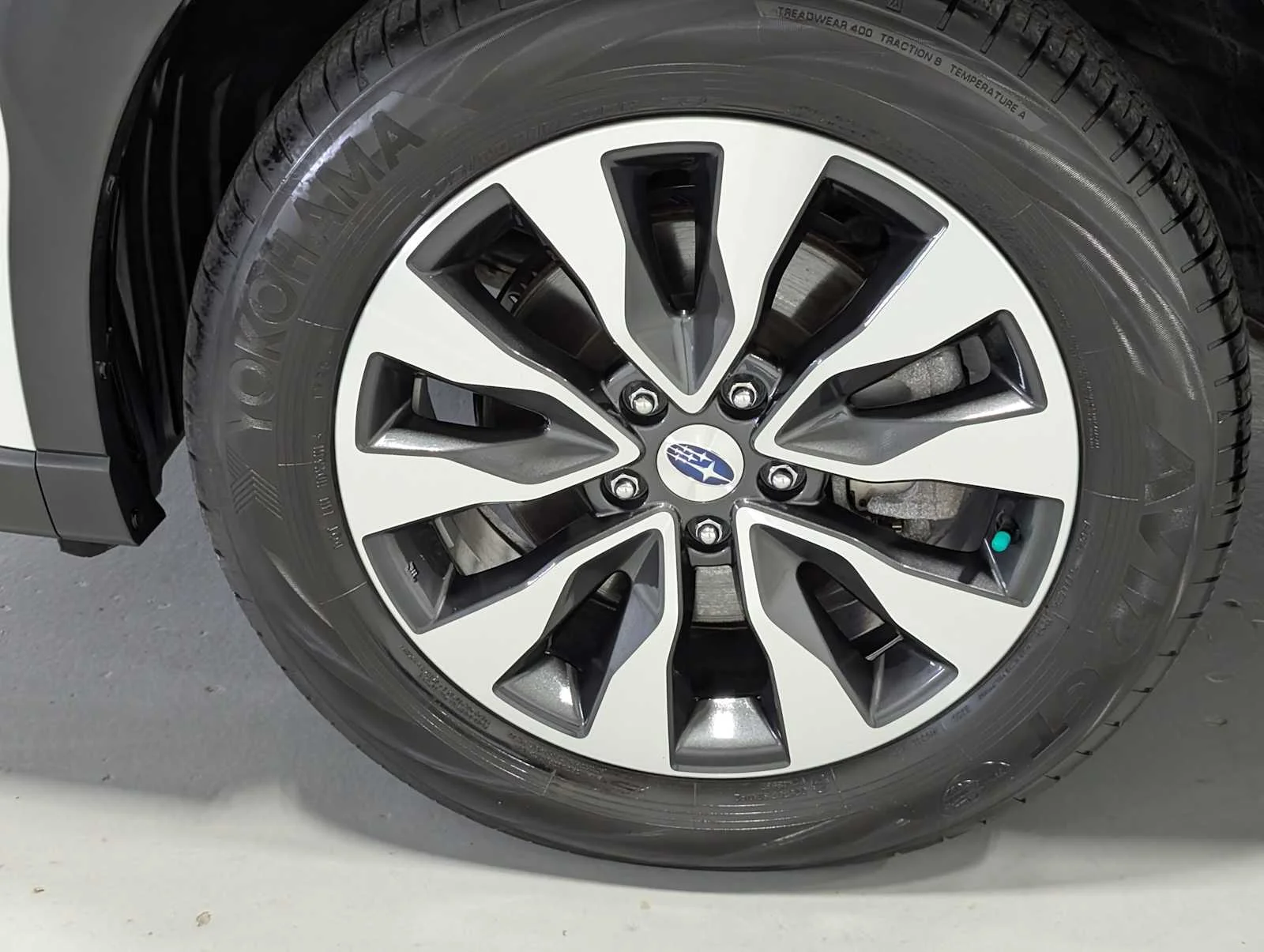 Used 2025 Crystal White Pearl Subaru Limited image 3