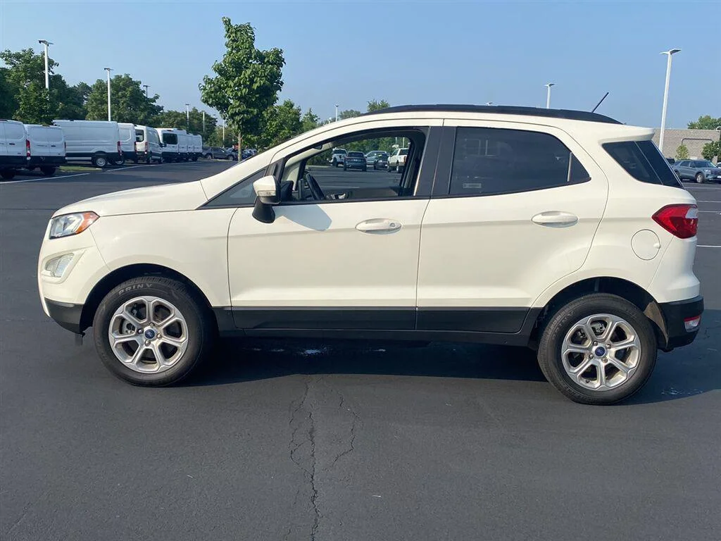 Used 2020 Diamond White Ford SE image 7