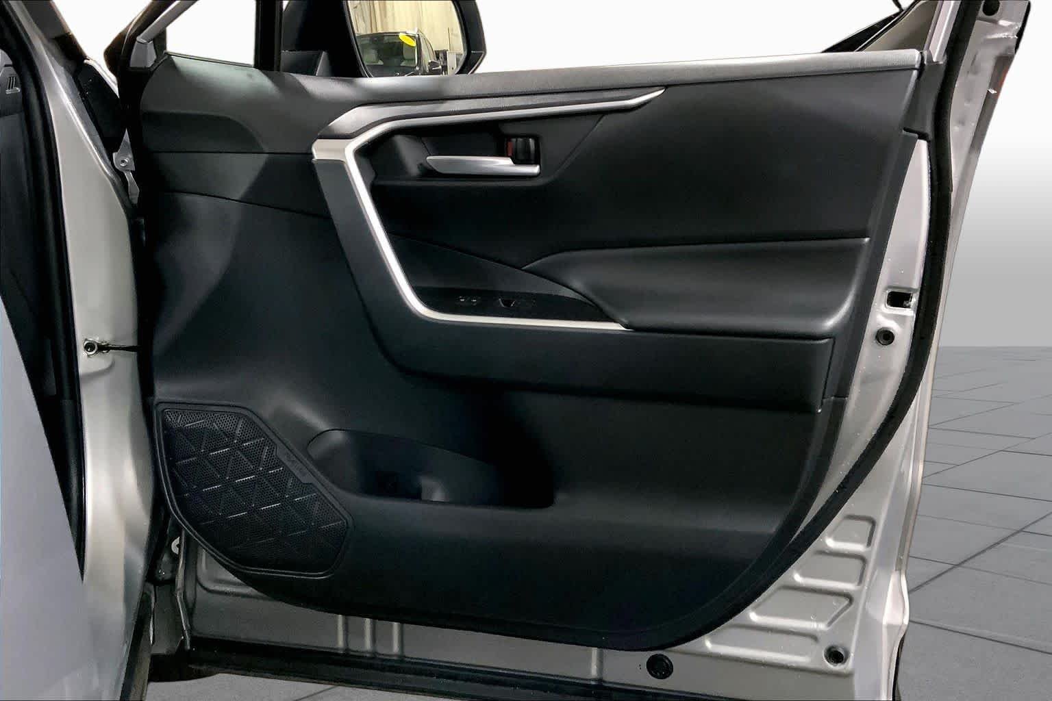 Used 2025 Silver Sky Metallic Toyota Hybrid XLE image 23