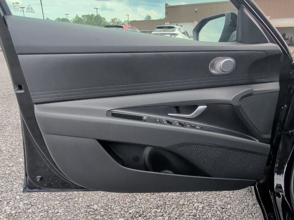 New 2026 Abyss Black Hyundai SE image 23