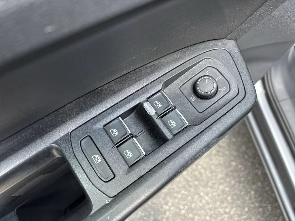 Used 2018 Gray Volkswagen 3.6L V6 SE image 15