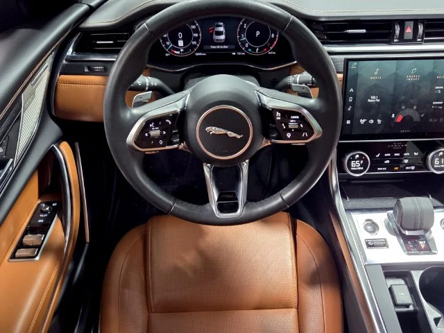 Used 2024 Black Jaguar R-Dynamic SE image 5