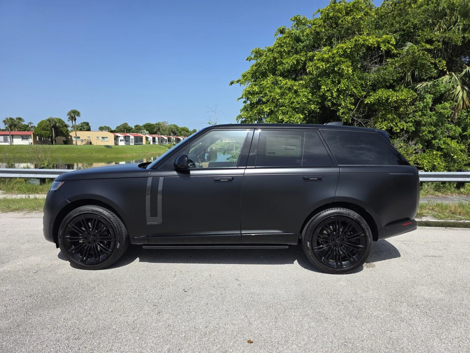 New 2026 Obsidian Black SV Bespoke Ultra Metallic Satin Land Rover P530 Autobiography image 7