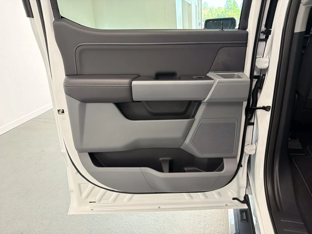 New 2026 Oxford White Ford XLT image 8