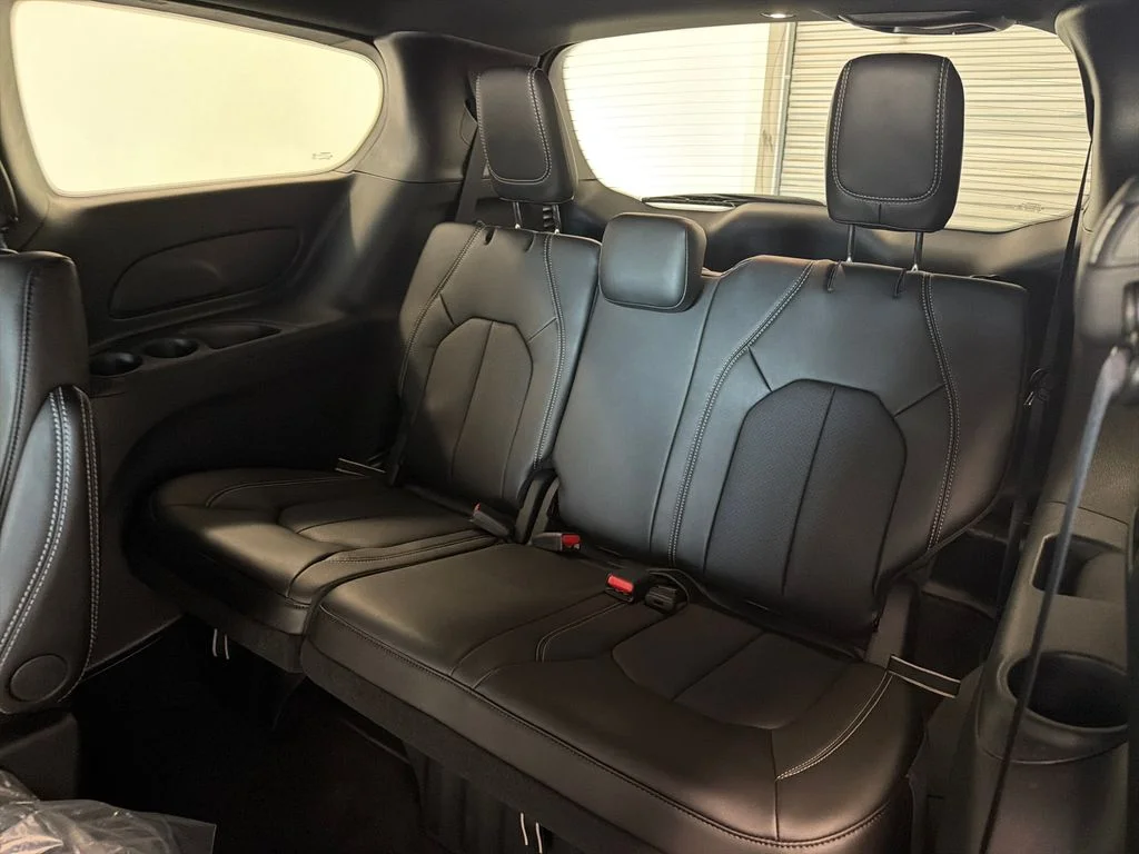 New 2027 Bright White Clear-Coat Paint Chrysler LX image 16