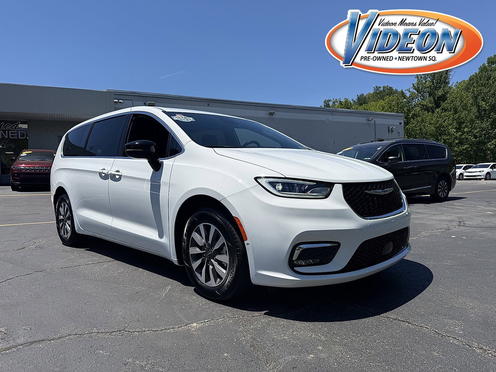 2025 Chrysler Pacifica Hybrid Select PHEV's photo