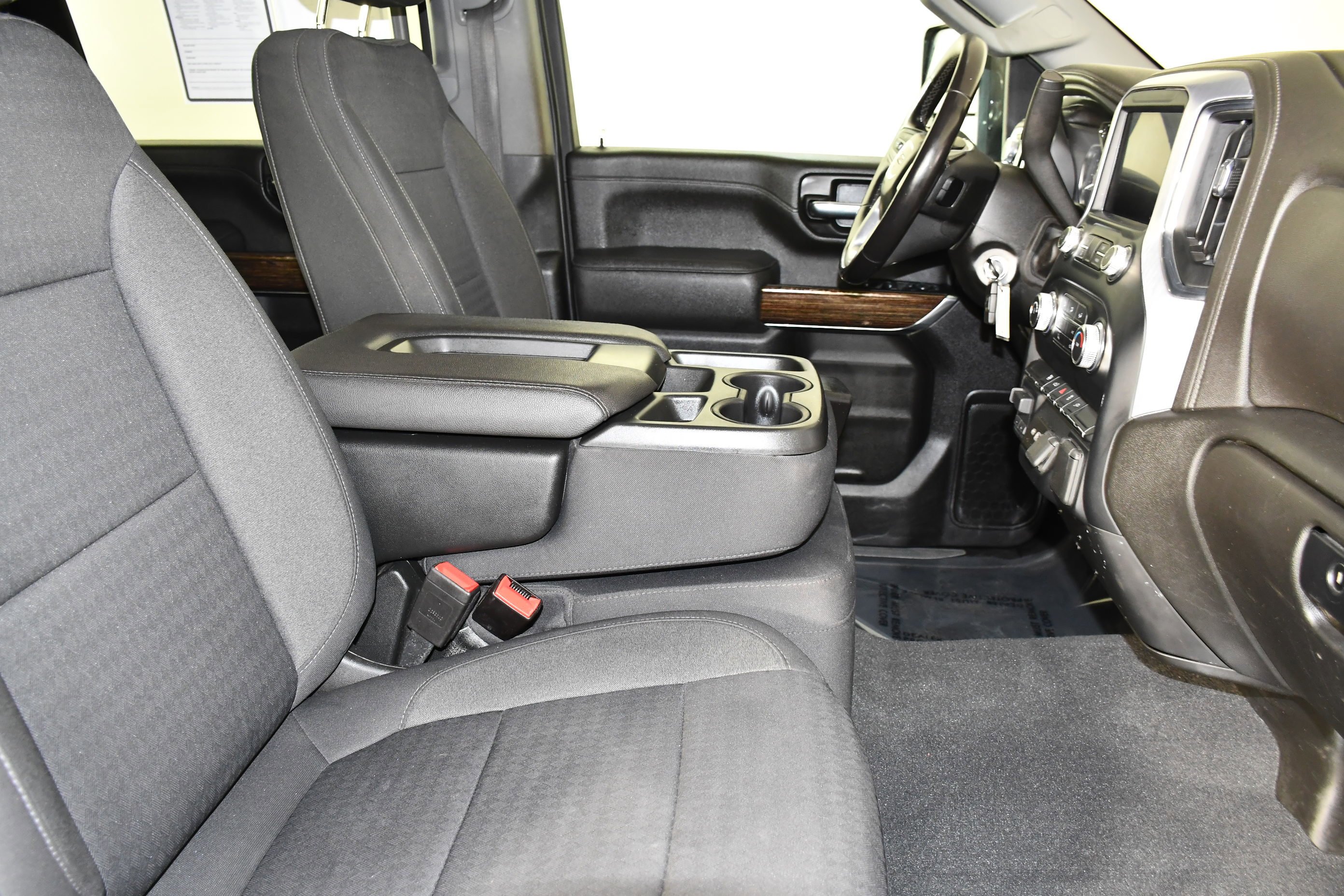 Used 2022 White GMC SLE image 46