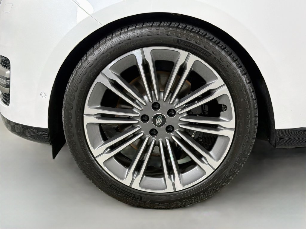 Used 2024 White Land Rover SE image 33