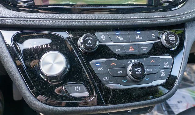 New 2026 Diamond Black Crystal Pearl-Coat Exterior Paint Chrysler Select image 22