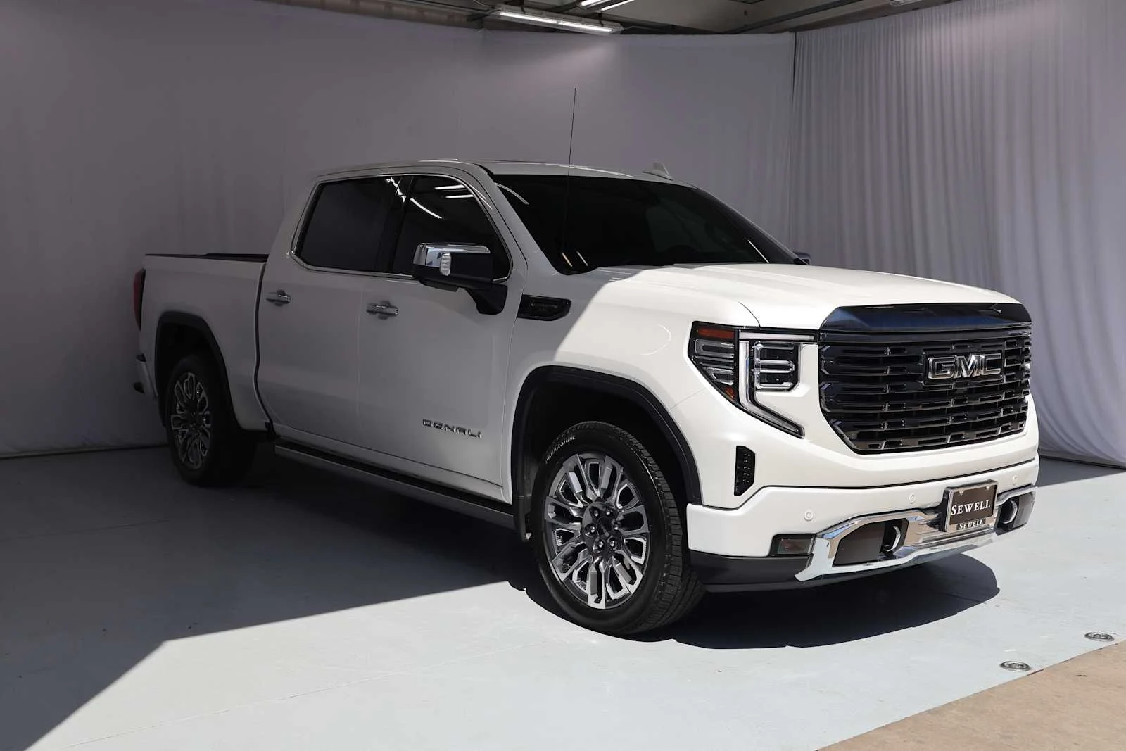 Used 2024 White Frost Tricoat GMC Denali Ultimate image 3
