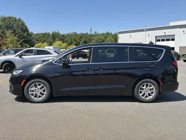 Used 2024 Black Chrysler Touring L image 10