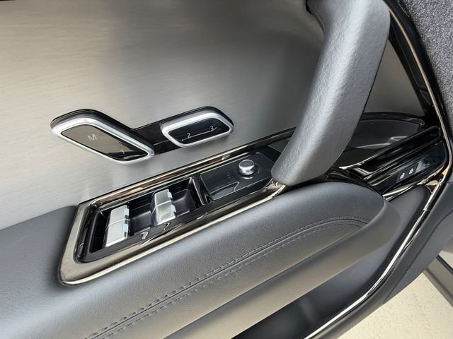 Used 2023  Land Rover SE image 11