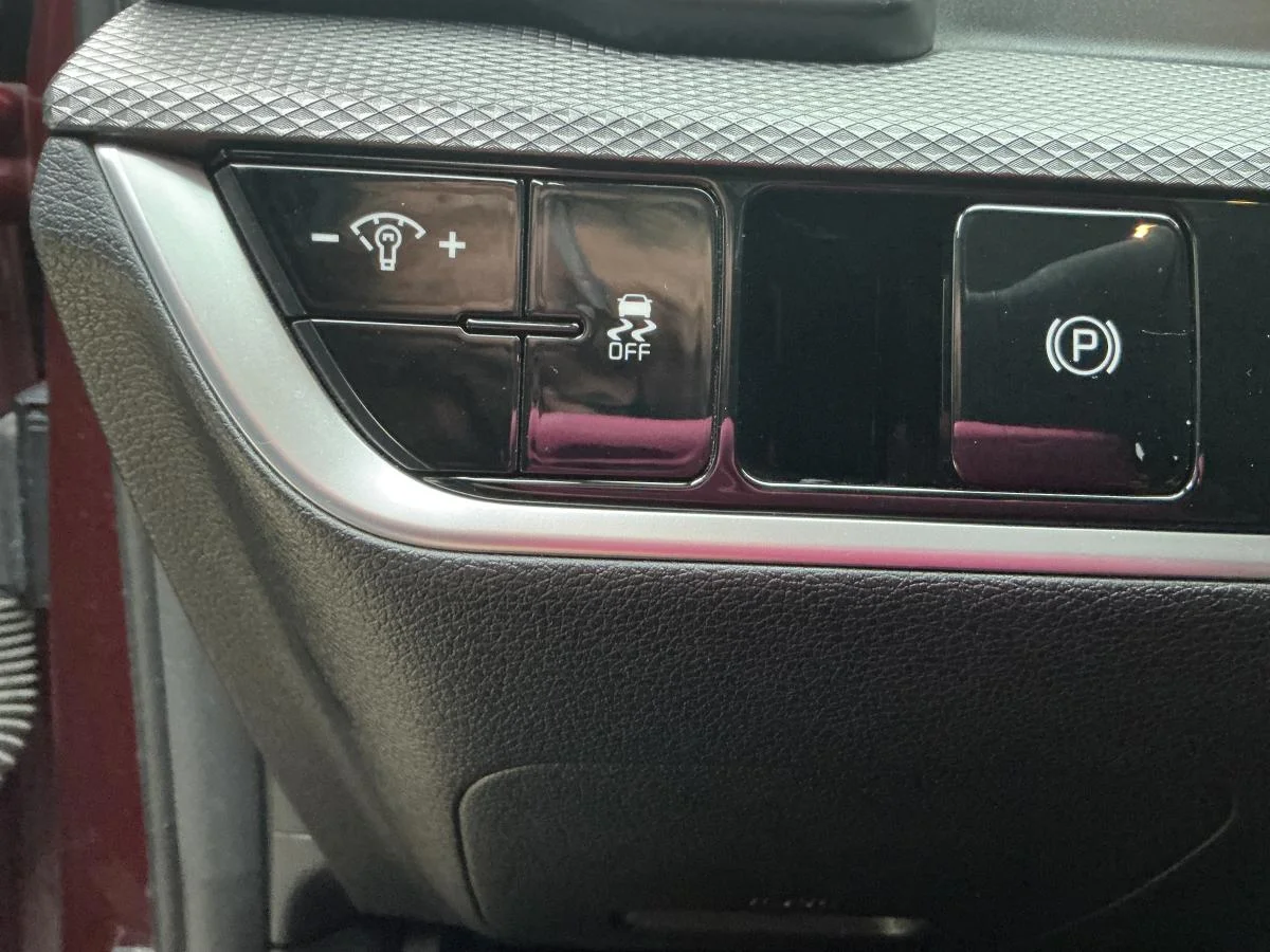 Used 2023  Kia LX image 20