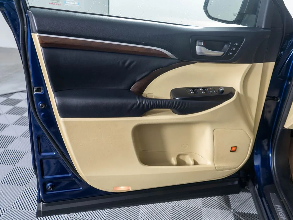 Used 2015 Blue Toyota Limited Platinum V6 image 25