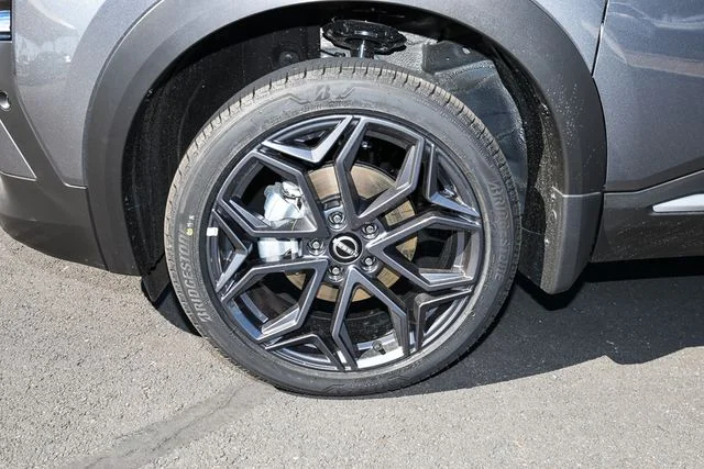 New 2026 Gun Metallic / Scarlet Ember Tintcoat Two-tone Nissan SR image 12