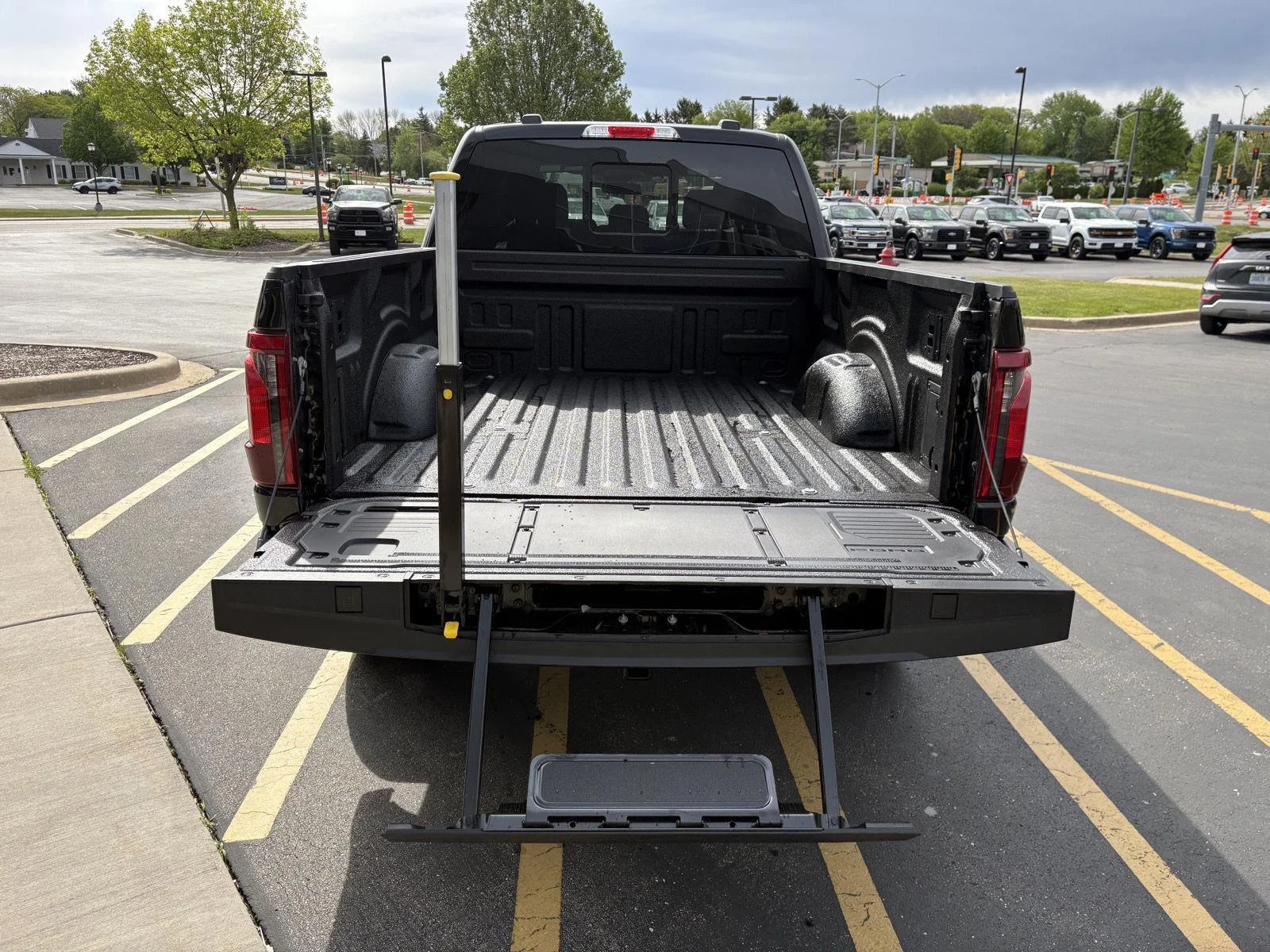 New 2026 Agate Black Ford XLT image 8