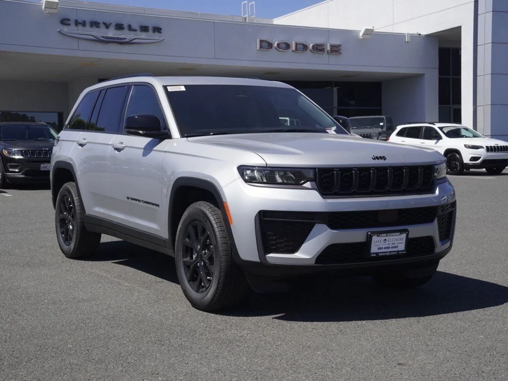 New 2026 Silver Zynith Exterior Paint Jeep Altitude image 1