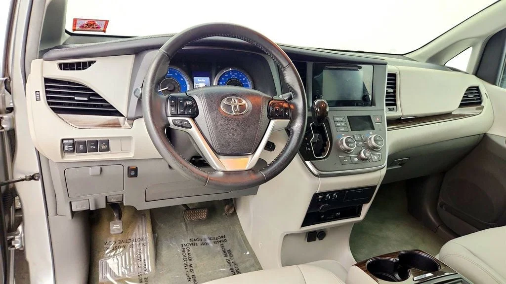 Used 2017 Silver Sky Metallic Toyota XLE Premium AWD 7-Passenger image 13