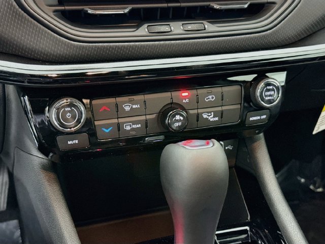 New 2026 Diamond Black Crystal Pearl-Coat Exterior Paint Jeep Latitude image 15