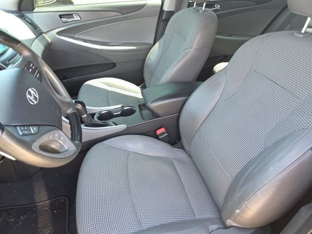 Used 2011 Gray Hyundai SE image 5