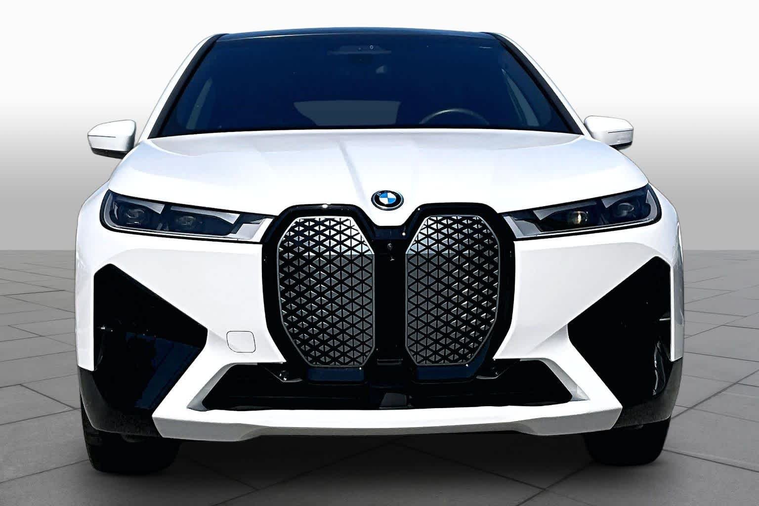Used 2025 Alpine White BMW xDrive50 image 3
