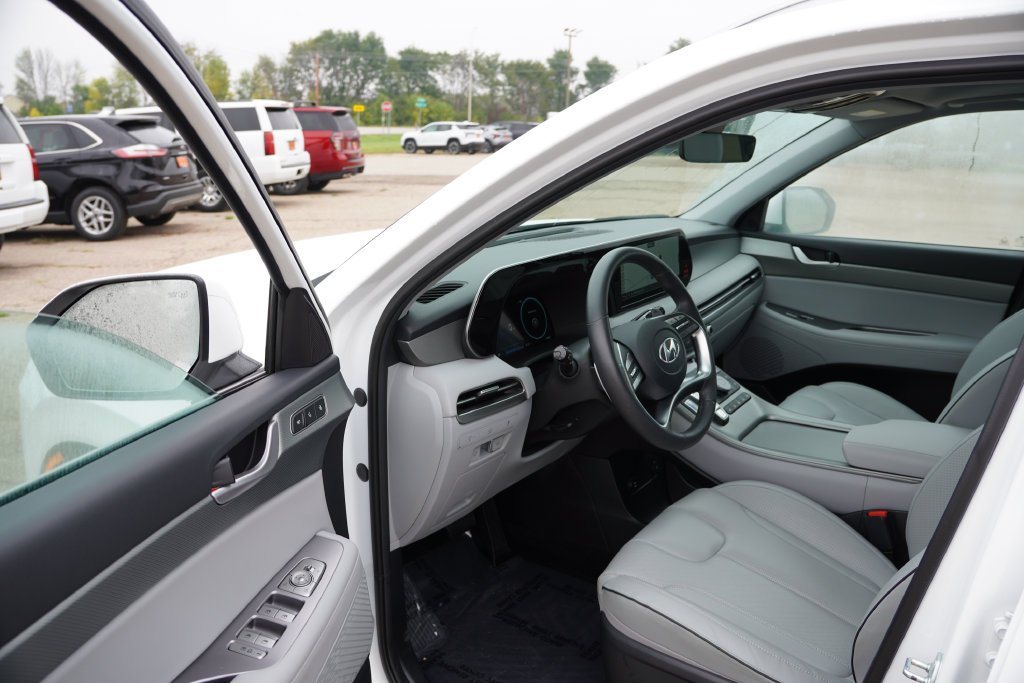 Used 2025 White Hyundai SEL Premium image 14