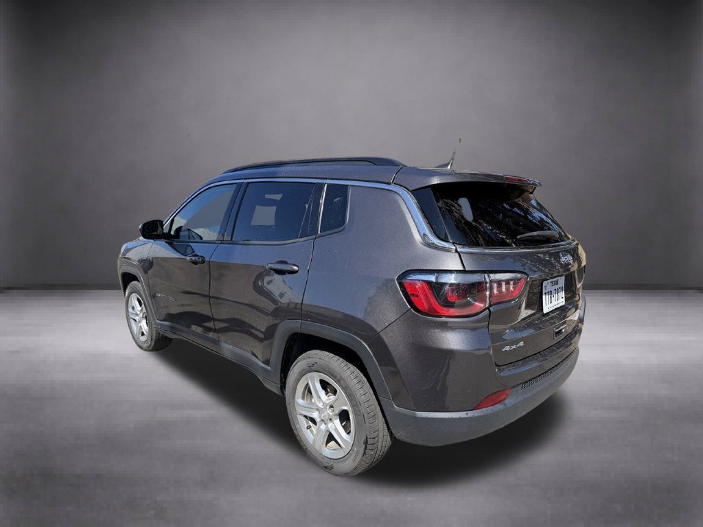 Used 2024  Jeep Latitude image 12