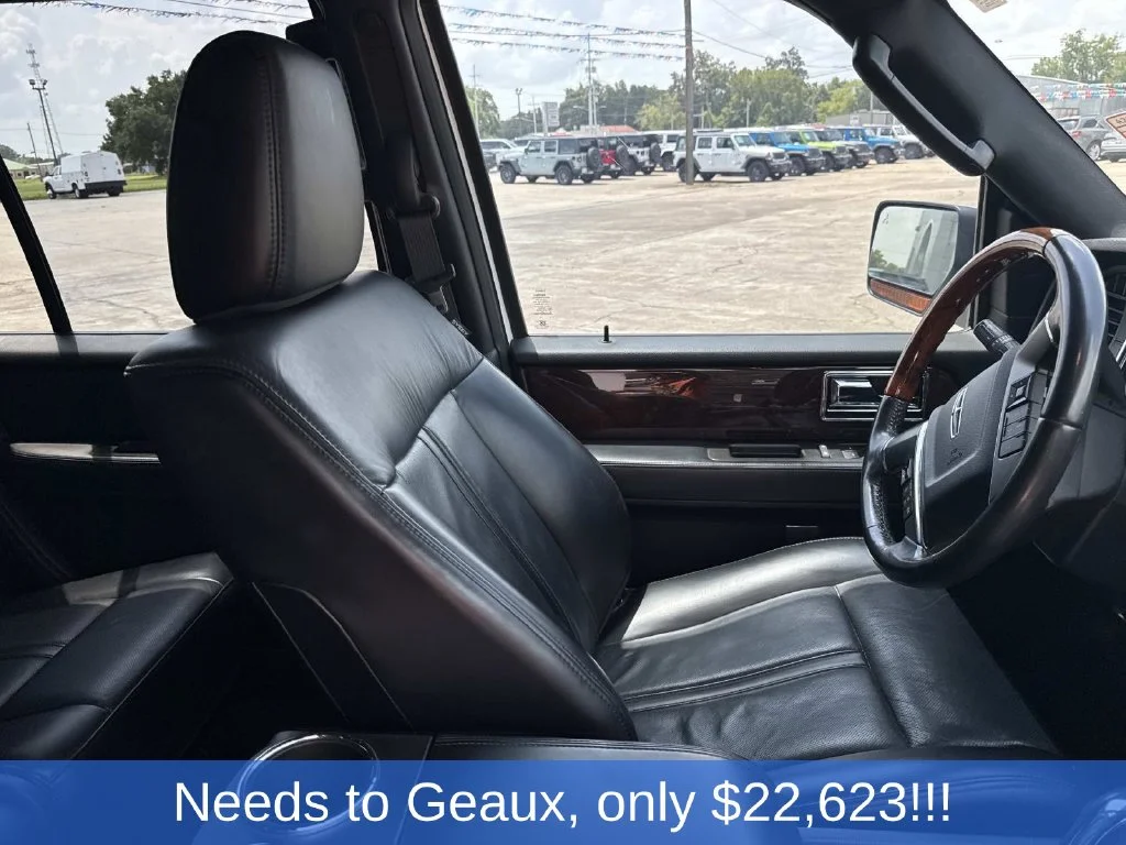 Used 2017 White Lincoln Select image 32