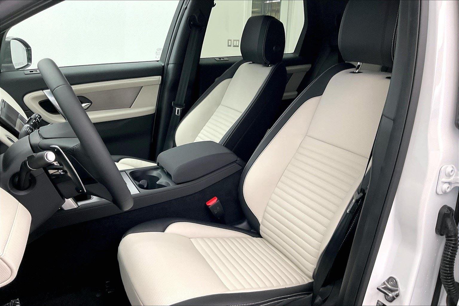 Used 2025  Land Rover Dynamic SE image 6