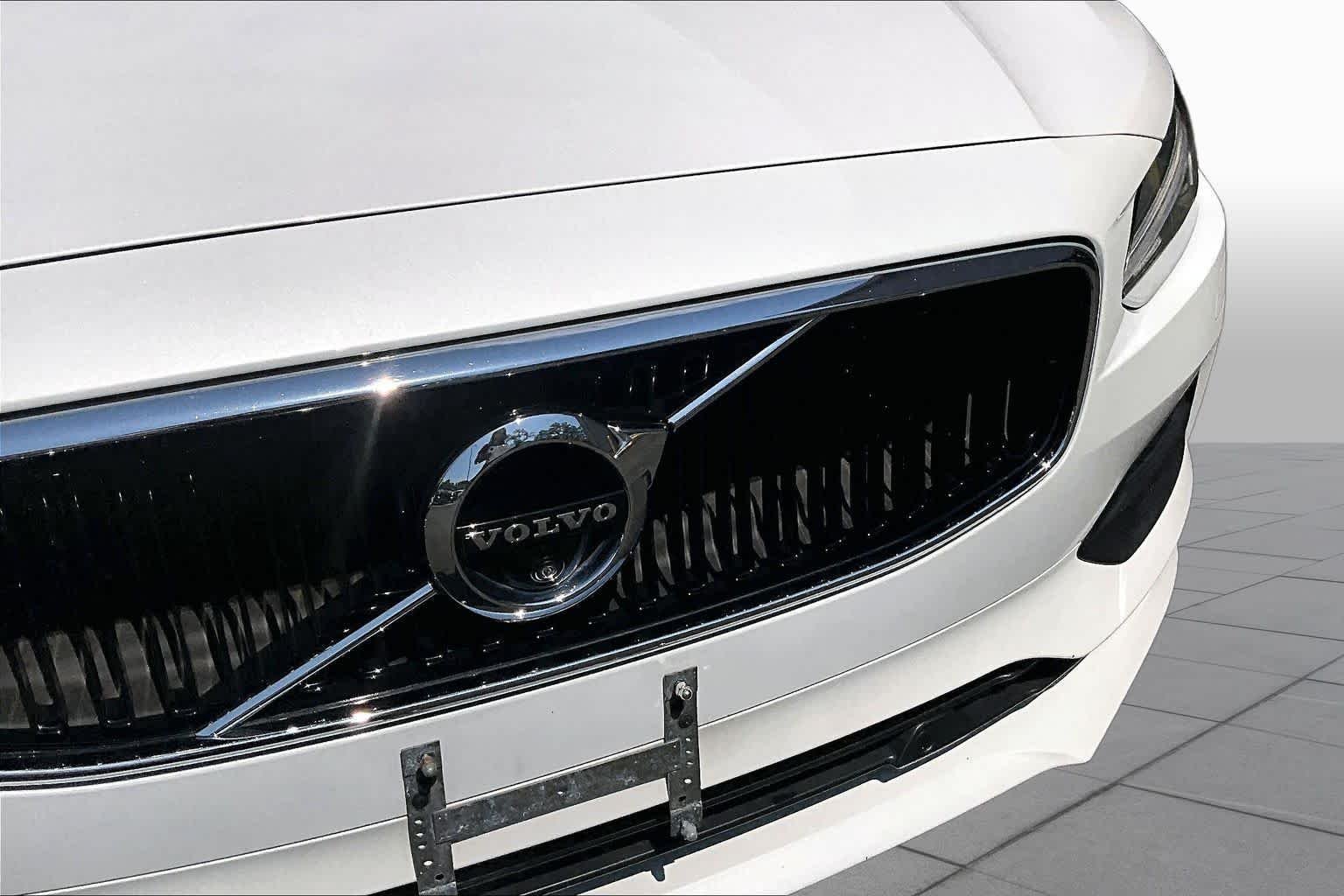 Used 2018 Crystal White Pearl Metallic Volvo Momentum image 30