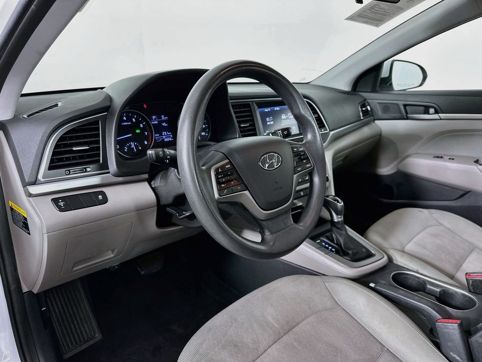 Used 2017 Quartz White Pearl Hyundai SE image 10