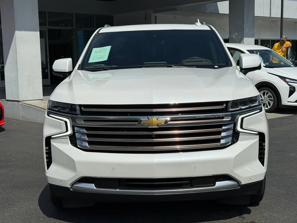Used 2023 Iridescent Pearl Tricoat Chevrolet High Country image 4