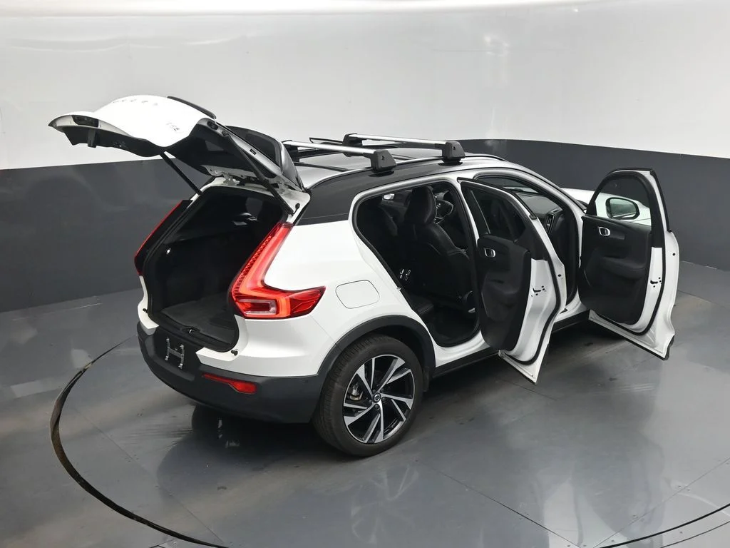 Used 2022 White Volvo R-Design image 29