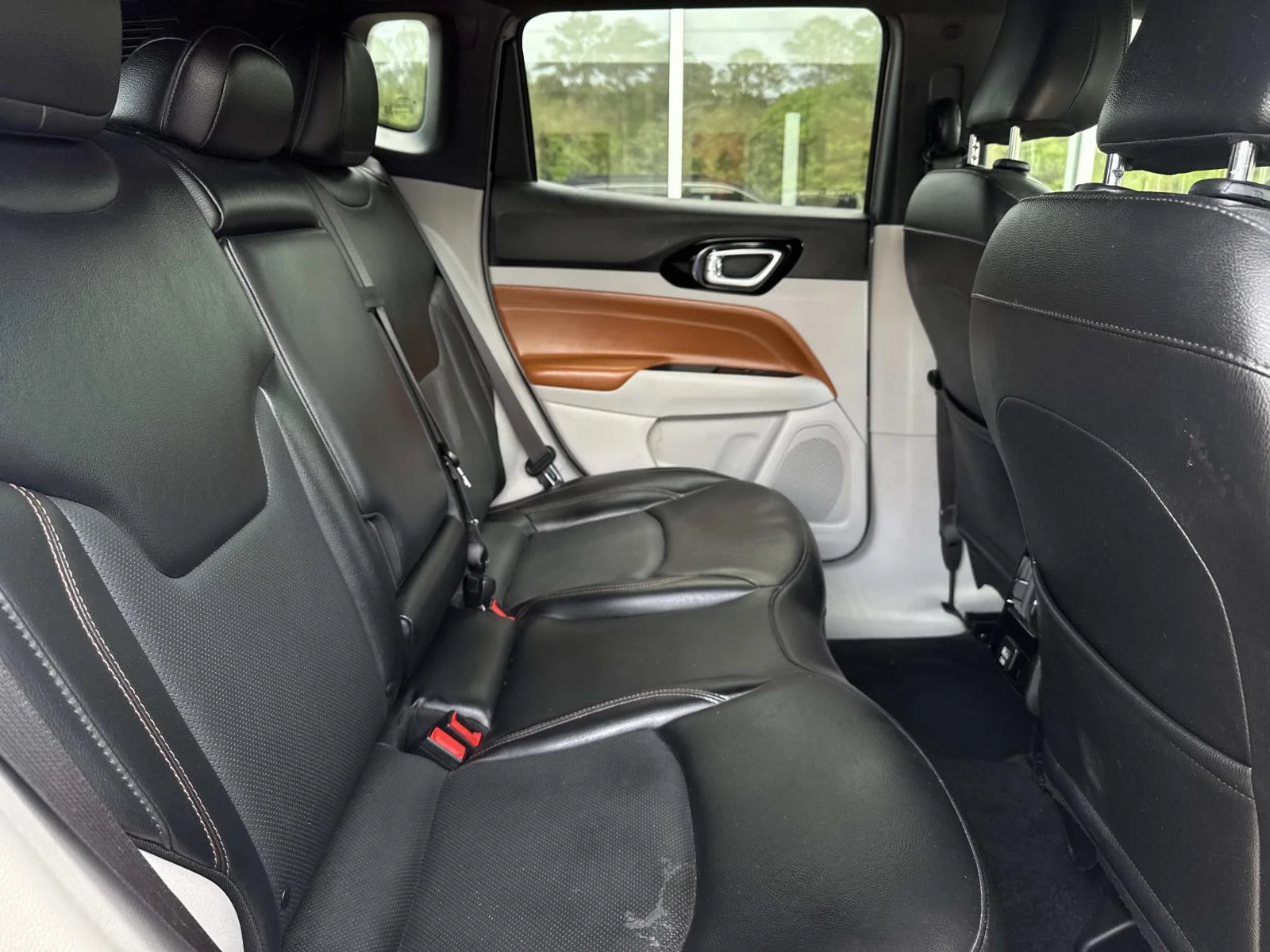 Used 2023 Silver Jeep Limited 4x4 image 9
