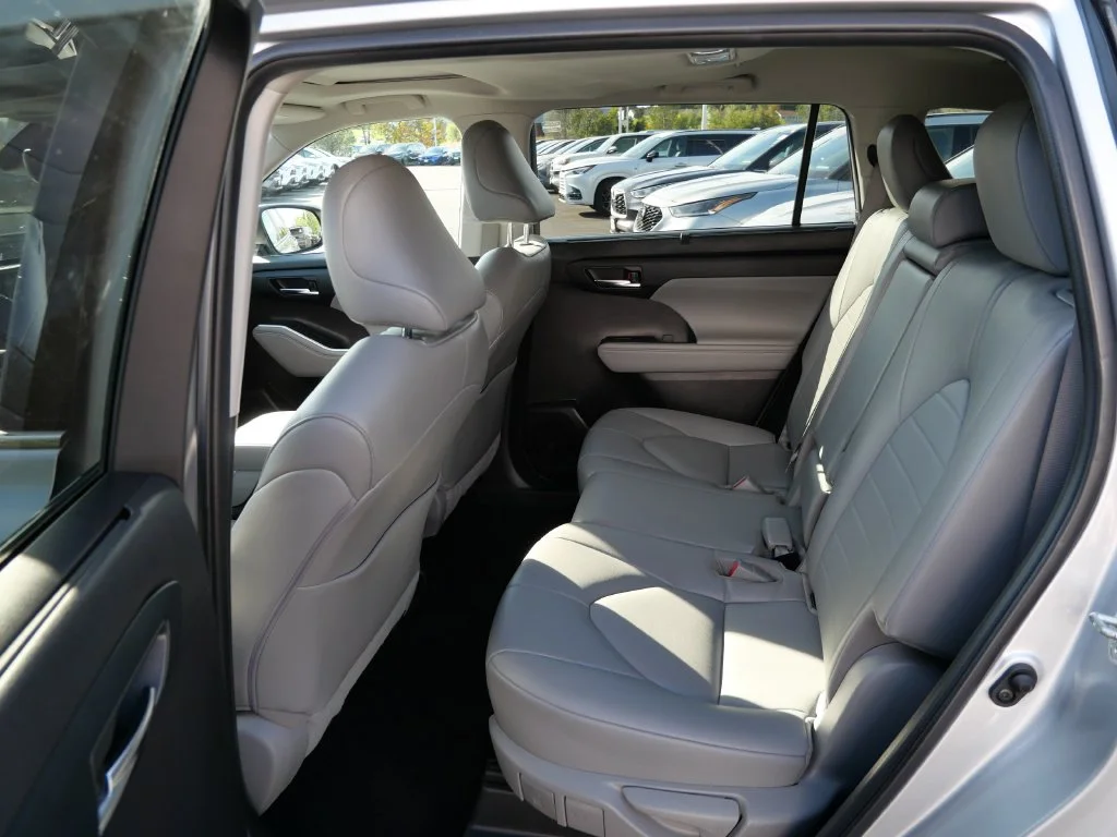 Used 2022 Silver Toyota XLE image 11