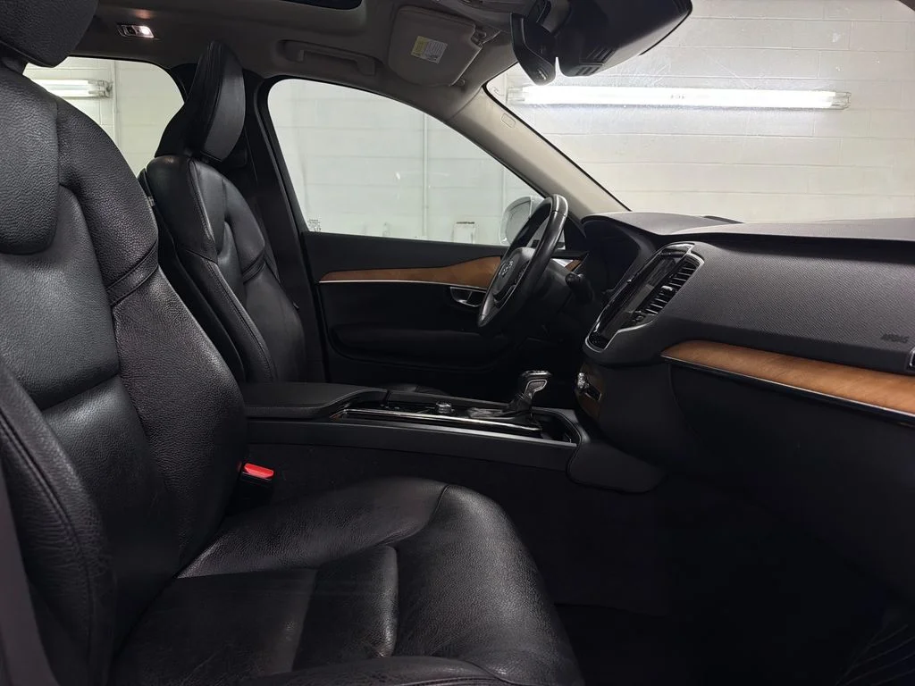 Certified Used 2022 White Volvo T6 Momentum image 30