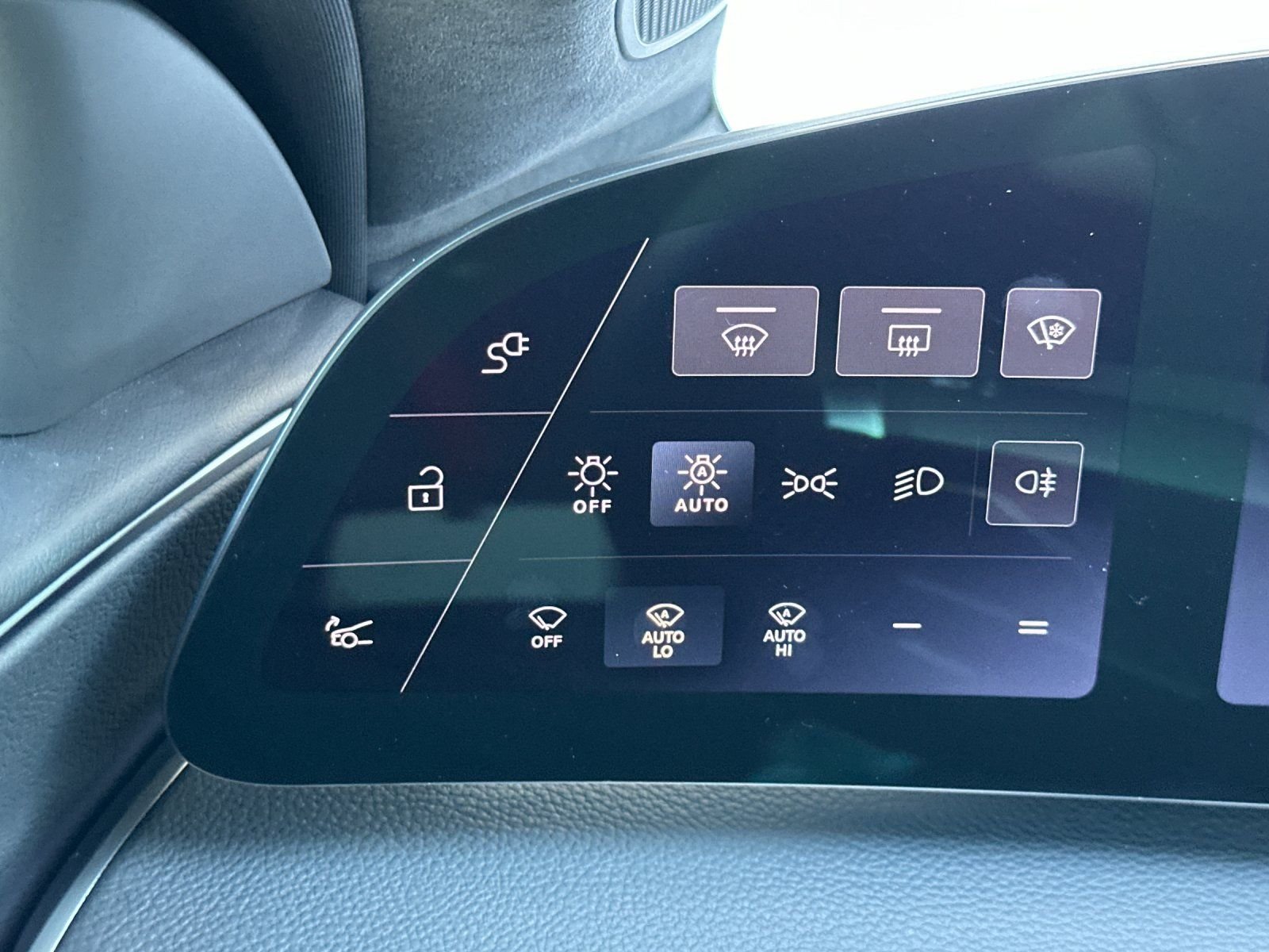 Used 2025  Lucid Touring image 29
