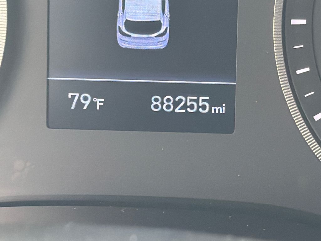 Used 2019 Silver Hyundai SE image 27