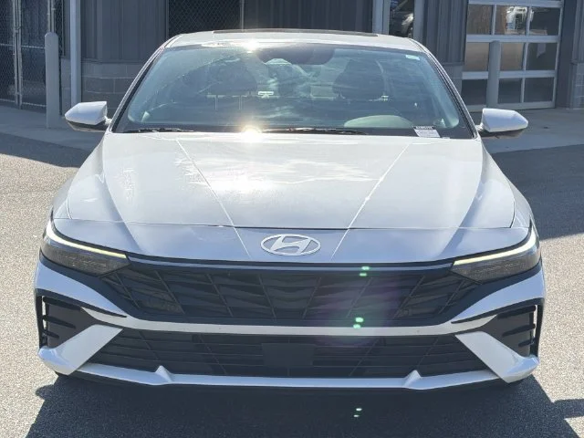 Used 2025 White Hyundai SEL Convenience image 16