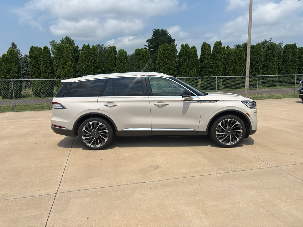 Used 2022 Ceramic Pearl Metallic Lincoln Reserve image 3