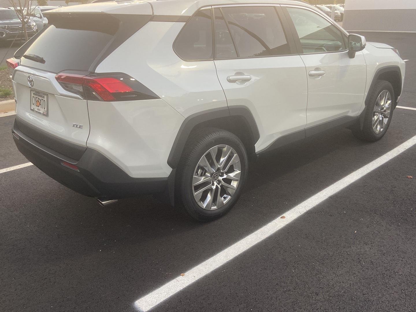 Used 2025 Wind Chill Pearl Toyota XLE Premium image 5