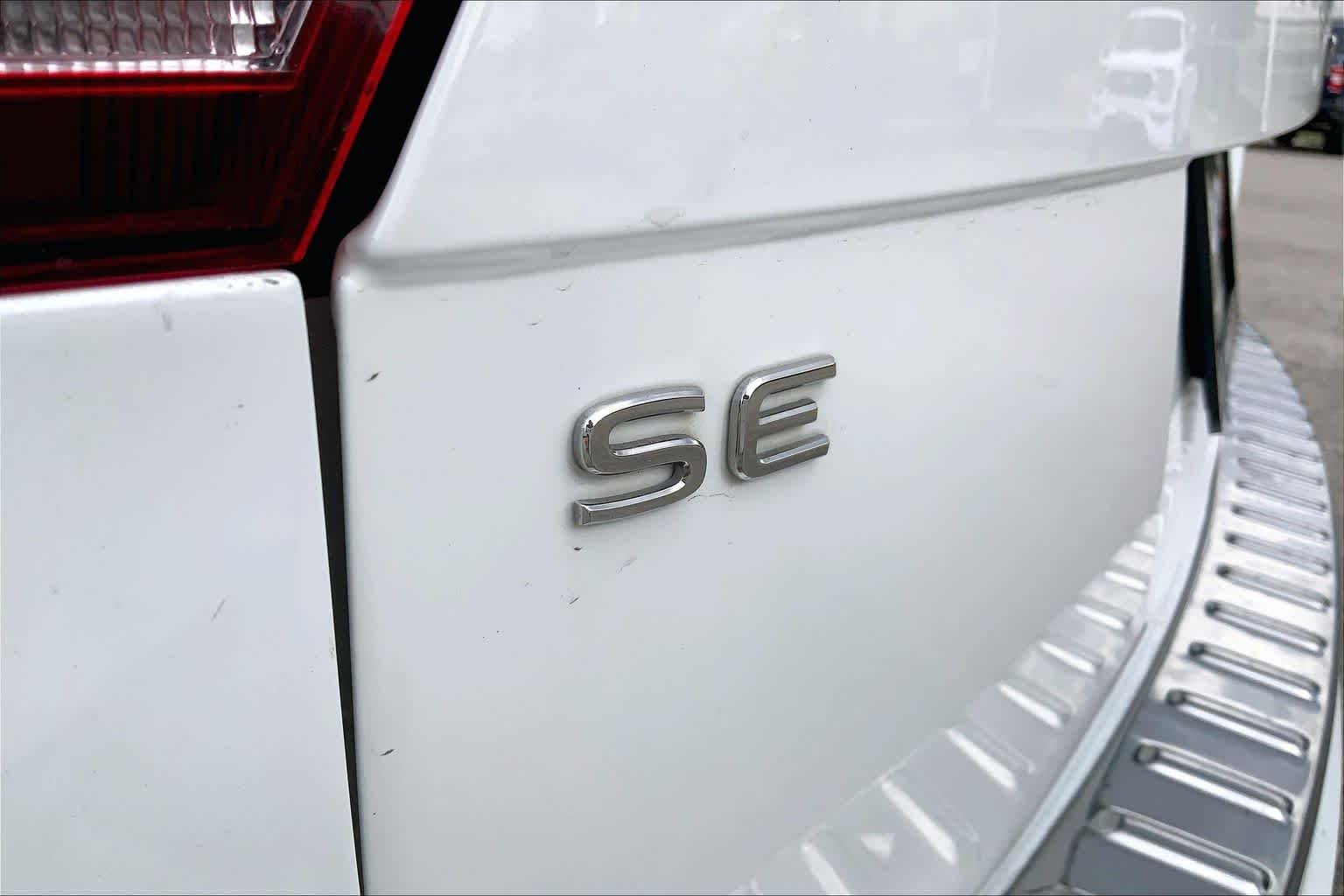 Used 2022 Pure White Volkswagen SE image 19