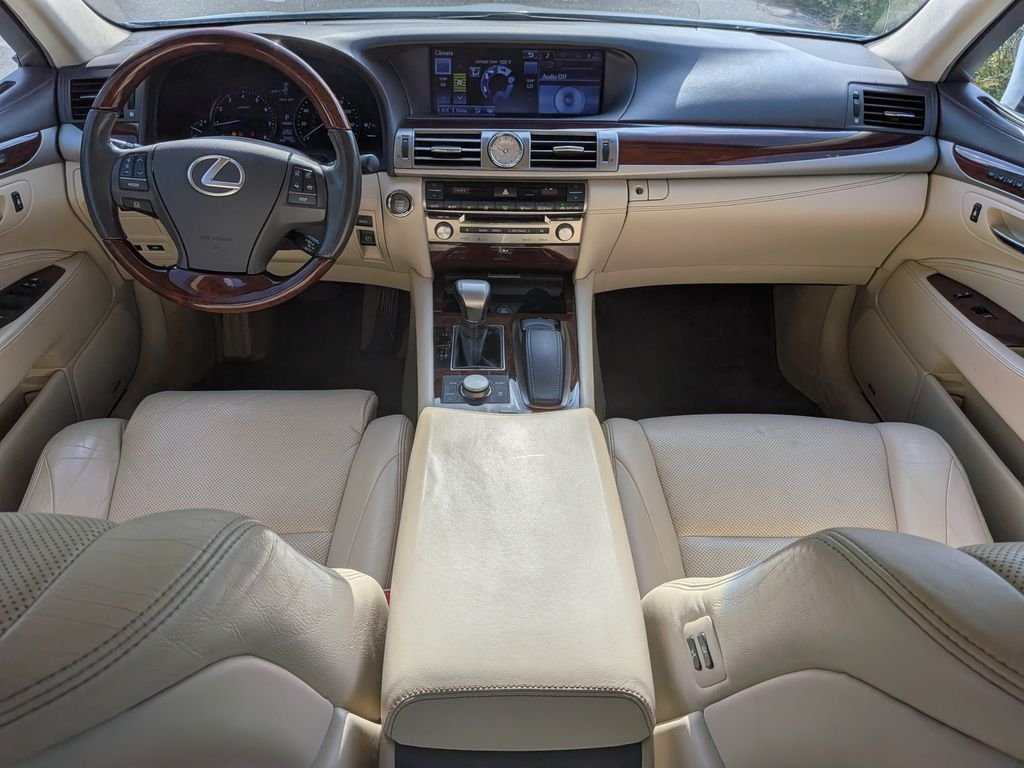 Used 2013  Lexus 460 image 26