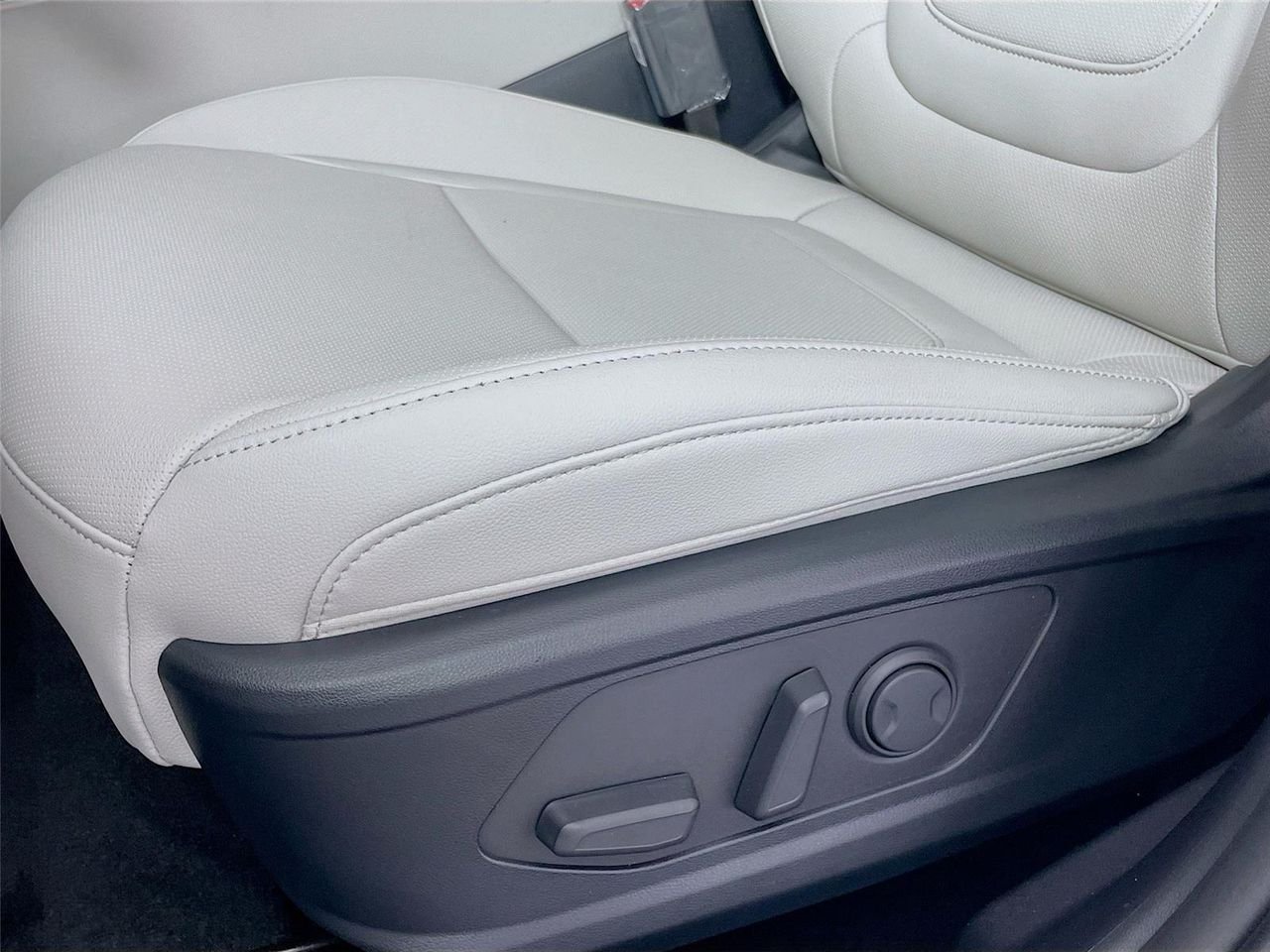 New 2026 Serenity White Pearl Hyundai SEL Plus AWD image 22