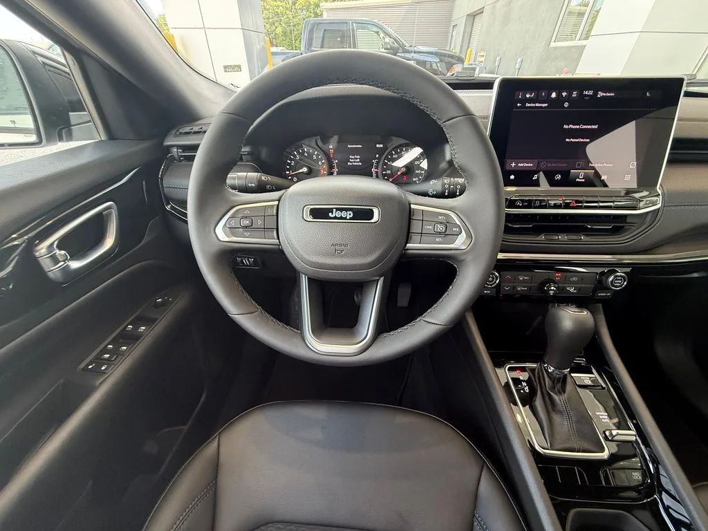New 2026 Bright White Clear-Coat Exterior Paint Jeep Latitude image 9