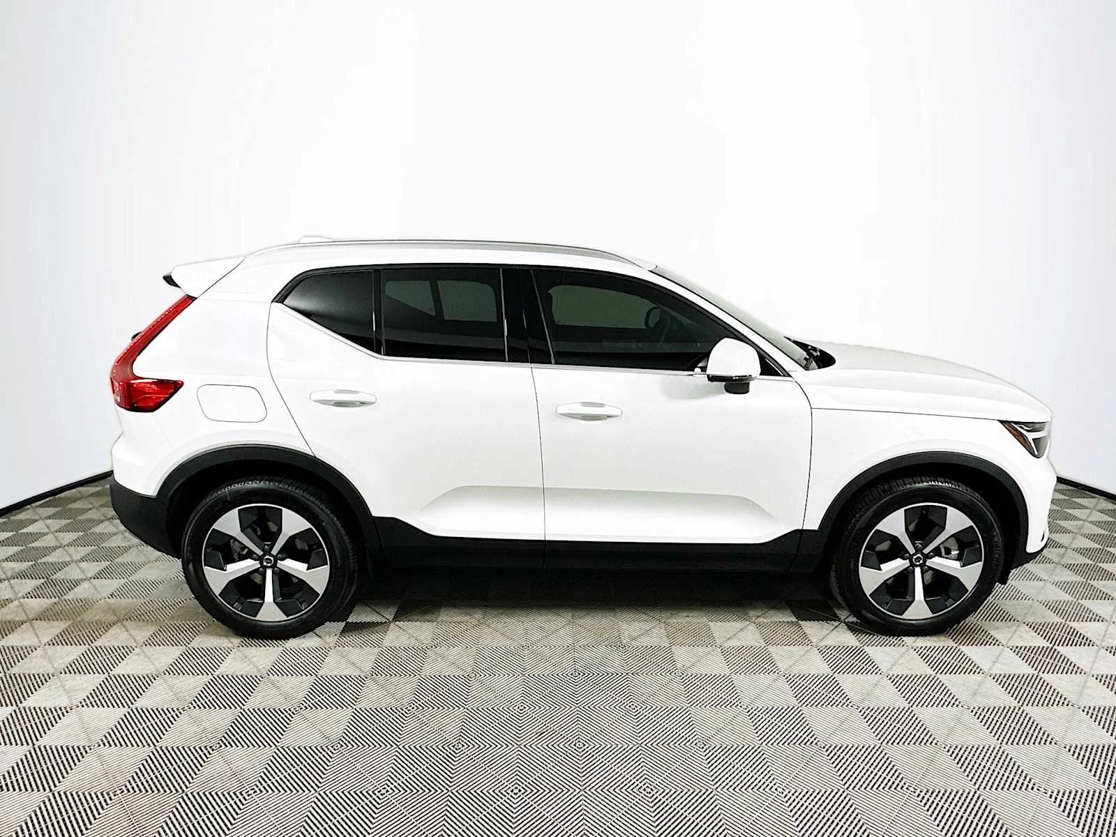 2025 Volvo XC40 Core - Photo 8